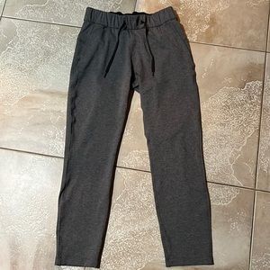 Lululemon On the Fly Size 4 Pant. Heathered Grey. NEW without Tags.